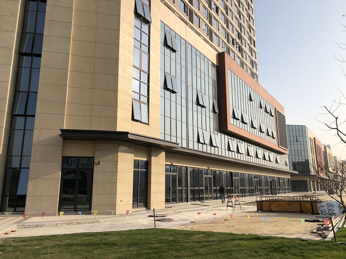 柏年空间设计工作者到工地与客户进行现场设计讲解及方案探讨